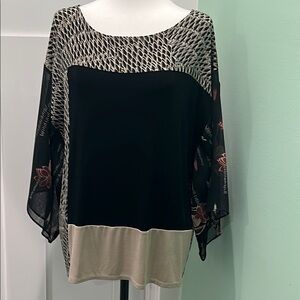 Chico's Travelers Black and Tan Bell Sleeve Blouse 1.
Size M
New condition